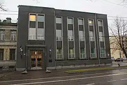 Gebäude von vorn in Farbe.