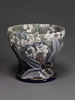 Porzellanschale mit modellierter und durchstochener Dekoration von Laub und Blüten, teilweise aquatisch und mit einer Libelle, bemalt in Unterglasurfarben, Porzellanmanufaktur Bing & Grøndahl, 1917.