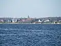 Egernsunder Kirche mit umliegenden Gebäuden von der Flensburger Förde aus, 2015