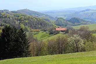 Der Burgberg mit dem Johann Giefing Aussichtsturm von Nordnordwesten