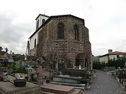 Friedhof mit Apsis der Pfarrkirche
