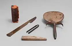 Altägyptisches Kosmetikset mit Kholbehälter, Rasiermesser, Pinzette, Schleifstein und Spiegel (links nach rechts)