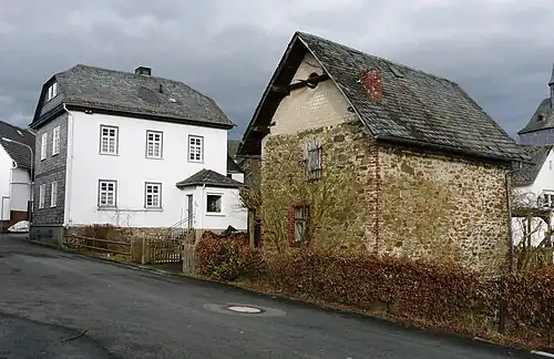 Ehemalige Schule und Bruchsteinstall