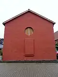 Giebelseite des Gedenk- und Lernortes