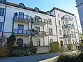 An die Rückseite sind Balkone angebaut