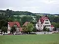 Ehemaliges Postamt (rechts, links im Bild der ehemalige Bahnhof)