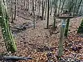 Ehrenberger Bach mit Hinweis auf Mahnmal KZ Kemna am Wanderweg A6