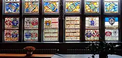Ehrenfenster mit bemalten Glasfenstern