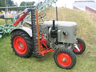 Eicher mit Balkenmäher im Zwischenachsanbau