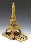Historisches Nadeletui in Form des Eiffelturms.