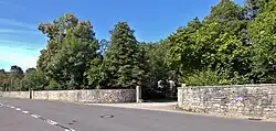 Die denkmalgeschützte Mauer zur Gutseinfahrt an der Nienstedter Straße