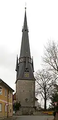 Jacobuskirche mit Kirchturm und Kirchenschiff