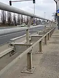 Einfache Distanzschutzplanke mit Geländer