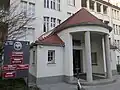 Pforte des ehemaligen Säuglingsheims (heute Mathematische Fakultät)