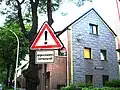 Älteres Verkehrszeichen: Eingeschränktes Lichtraumprofil