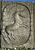 Betonrelief an einer Gartenmauer im Gmünder Ortsteil Straßdorf