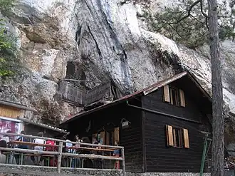 Führungshaus vor dem Höhleneingang (September&nbsp;2007)