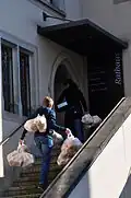 Vorbereitungen am Hintereingang des Rathauses