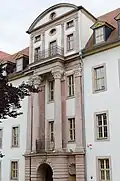 Risalit mit Säulen, Pilastern und Rundbogen-Giebel
