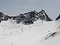 Aussichtsplattform (Mitte) neben dem Großen Isidor (rechts), darunter der Schaufelferner (Eisjochferner), ganz rechts das Eisjoch