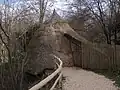 Strohhütte über dem Eiskeller