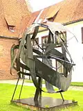 Jan Eric Visser (*&nbsp;1962): Kreuzritterkopf im Innenhof der Bibliothek