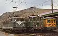 Französische BB 8500 neben spanischer Baureihe&nbsp;1000 und RENFE-Triebwagen Baureihe&nbsp;438 in Latour-de-Carol, 1985