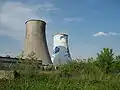Kühlturm links ohne Farbanstrich, rechts mit Anstrich und "Tarnmuster" zur besseren Einfügung ins Landschaftsbild