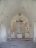 Innenraum mit Spitztonnengewölbe, Apsis und Altar (Mai 2018).