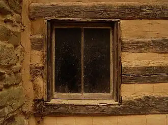 Fenster und Kamin