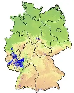 Verbreitung des Gartenschläfers in Deutschland nach Daten im Portal GBIF.org (blaue Kreise, Stand 10/2025, GBIF Occurrence Download https://doi.org/10.15468/dl.xf5ahy); Hintergrundkarte: Bundesländer, Relief