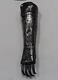 Eiserne Hand (16. oder 17.&nbsp;Jh.) aus Frankreich oder Deutschland, heute im Cotehele House in Cornwall