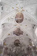 Kreuzrippengewölbe und Deckenmalerei im Chor