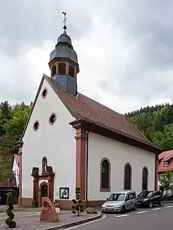 Kirche aus nordöstlicher Richtung, links der Kirchvorplatz