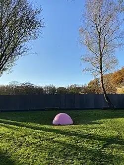 Skulptur mit der Inschrift ELSCHEN SCHLÄFT