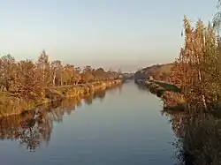 Der Elster-Saale-Kanal am Bienitz (rechts hinten)