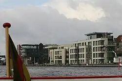 Die westliche Seite des „Alten Binnenhafens“ mit Bürogebäuden und Wohnungen