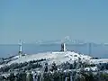 Funkturm auf dem Mont Pilat, im Hintergrund das Mont-Blanc-Massiv
