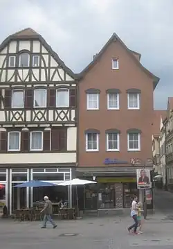 Geburtshaus (rechts) →&nbsp;Gedenktafel.