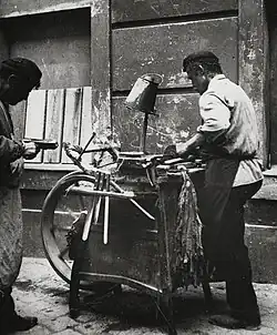 Scheren­schleifer mit Schleif­karren in Wien, um 1905–1914
