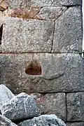 Phallusrelief am Turm