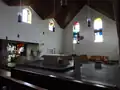 Interieur mit Altar und einem hängenden Kreuz von Waldemar Kuhn in der Liebfrauenkirche in Emmerich (2015)