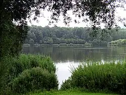 Bei Schieder führt der Emmerweg am Ufer des Emmerstausees entlang.