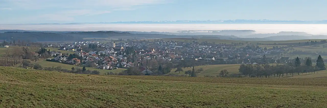 Blick vom Witthoh auf Emmingen bei Inversionswetterlage und Alpensicht