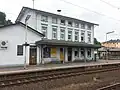 Hausbahnsteig mit Empfangsgebäude des Typenbaus