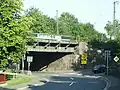 An der Eisenbahnbrücke der Nahetalbahn in Ottweiler biegt das Fahrzeug von der L&nbsp;124 in die hier endende B&nbsp;420, Blickrichtung: NW