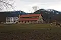 Die Energiezentrale links und der Energiepavillon rechts (Holzhaus) am Rande des Kloster­komplexes