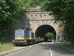 Ennepetalbahn verlässt den Kruiner Tunnel in Richtung Ennepetal (Juni 2006)