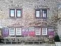 Vier Entlastungsbö­gen über Sandstein-Fensterrahmungen (Burg Plesse)