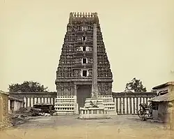 Eingangstor (ca. 1868), von Henry Dixon, Archaeological Survey of India Collections[2]